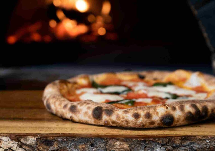 Pizza margherita Cosa vedere a Napoli itinerario delle 10 cose da verdere