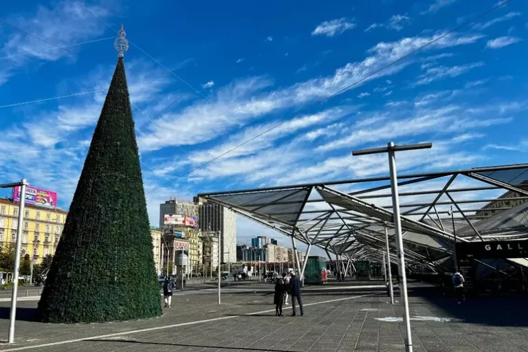 Piazza Garibaldi Napoli Albero di Natale